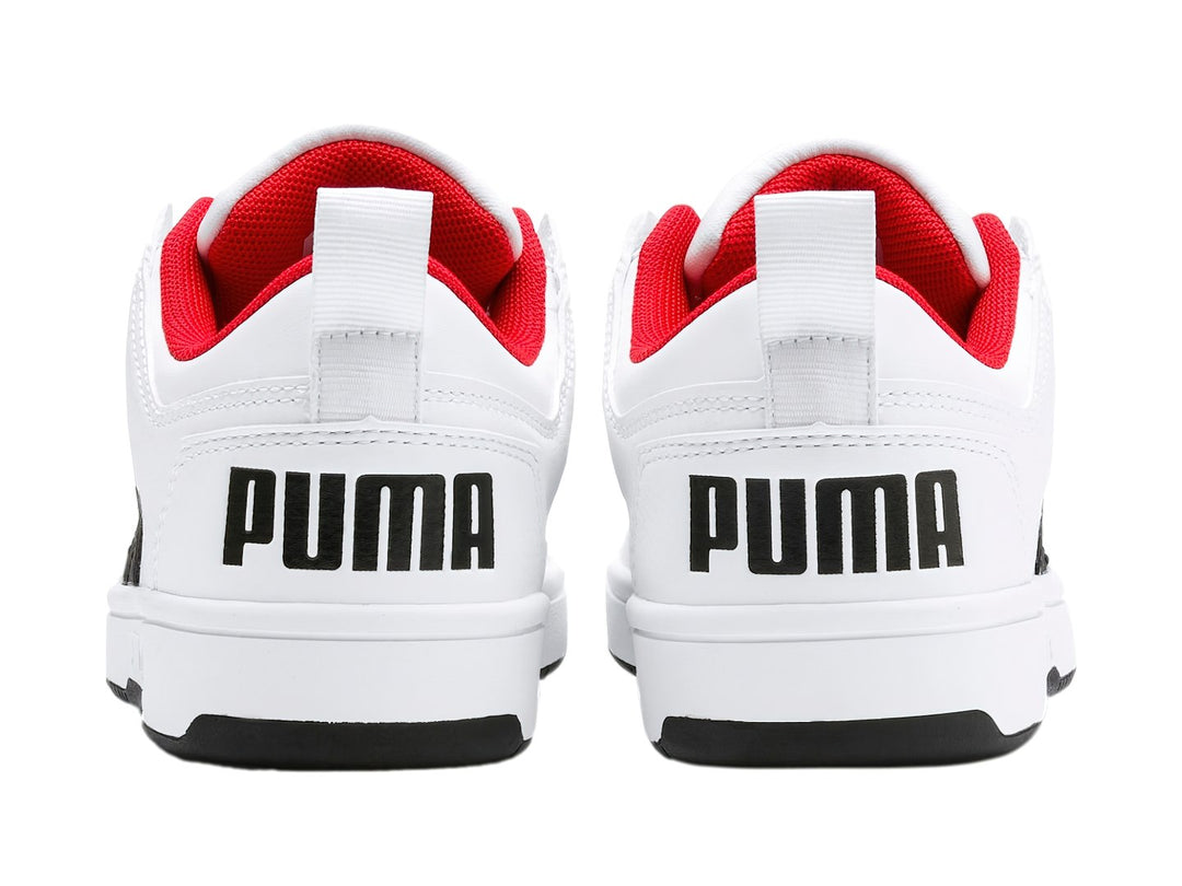 Tenis PUMA Rebound Layup Lo SL JR color blanco con franja negra y forro interior rojo.
