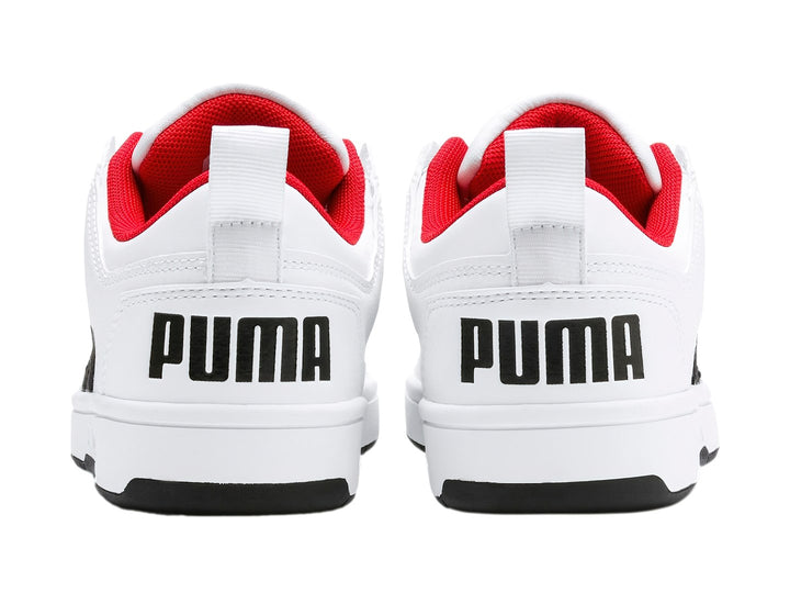 Tenis PUMA Rebound Layup Lo SL JR color blanco con franja negra y forro interior rojo.