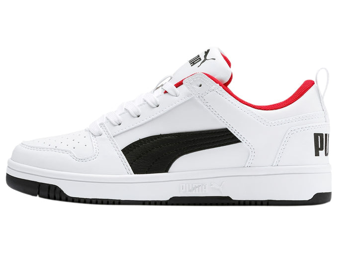 Tenis PUMA Rebound Layup Lo SL JR color blanco con franja negra y forro interior rojo.