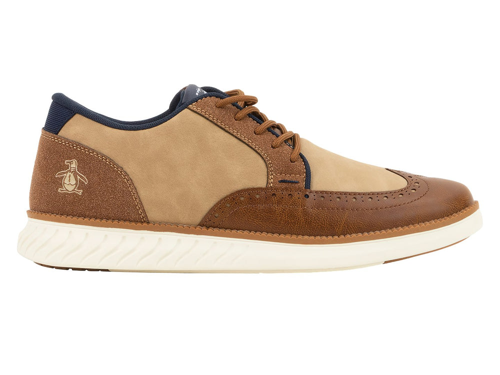 Zapato casual PENGUIN EUGENE color café con detalles perforados y suela blanca.