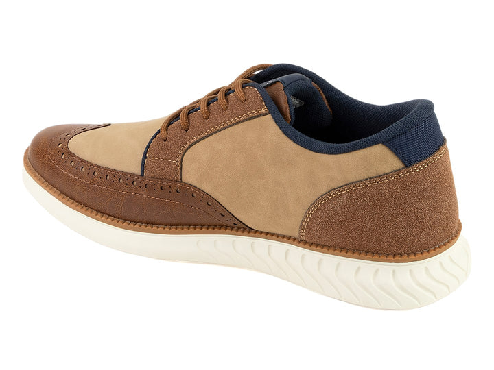 Zapato casual PENGUIN EUGENE color café con detalles perforados y suela blanca.