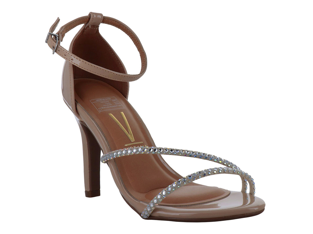 Sandalia de tacón alto color beige con tiras decoradas con brillantes y correa al tobillo.