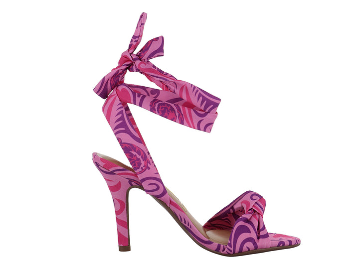 Sandalia de tacón alto color rosa con estampado morado y cintas para amarrar al tobillo.