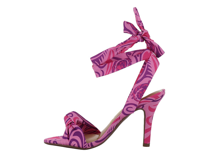 Sandalia de tacón alto color rosa con estampado morado y cintas para amarrar al tobillo.