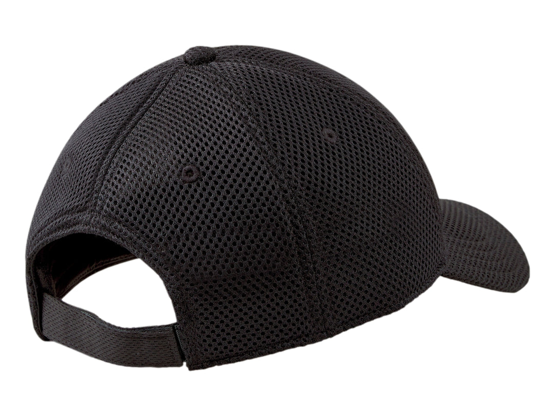 Gorra deportiva PUMA de malla transpirable en color negro con logotipo blanco frontal.