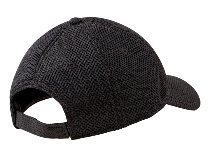 Gorra deportiva PUMA de malla transpirable en color negro con logotipo blanco frontal.