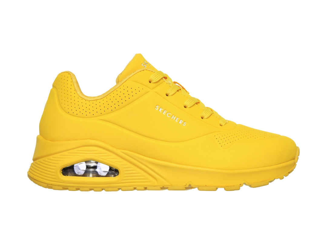 Tenis deportivos Skechers color amarillo con suela amortiguada y detalles perforados.
