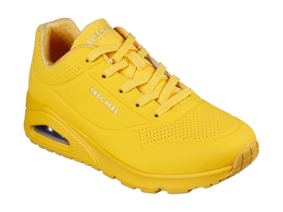 Tenis deportivos Skechers color amarillo con suela amortiguada y detalles perforados.