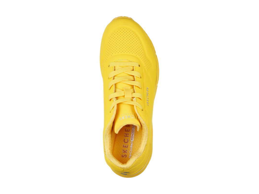 Tenis deportivos Skechers color amarillo con suela amortiguada y detalles perforados.