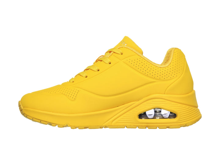 Tenis deportivos Skechers color amarillo con suela amortiguada y detalles perforados.