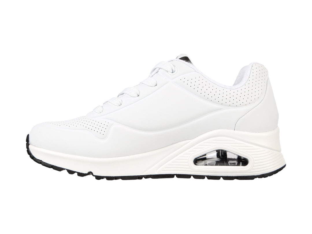 Tenis Skechers blancos con estampado de corazones en negro y gris, diseño deportivo con suela blanca y negra.
