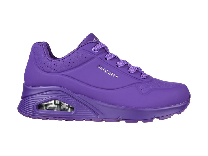 Tenis deportivos Skechers color morado con cámara de aire visible en el talón.