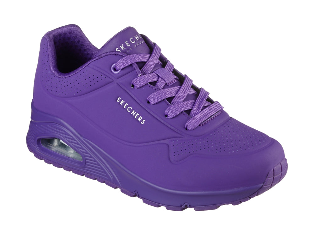 Tenis deportivos Skechers color morado con cámara de aire visible en el talón.