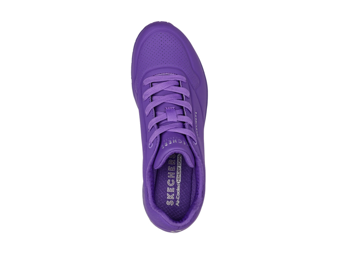 Tenis deportivos Skechers color morado con cámara de aire visible en el talón.