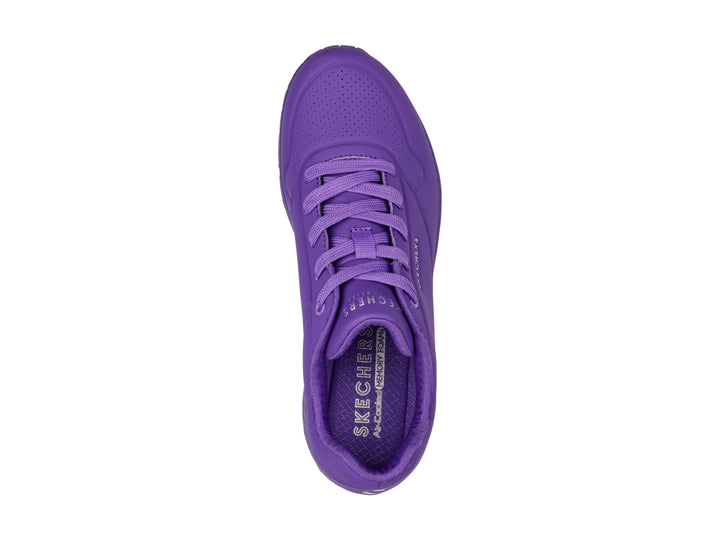 Tenis deportivos Skechers color morado con cámara de aire visible en el talón.