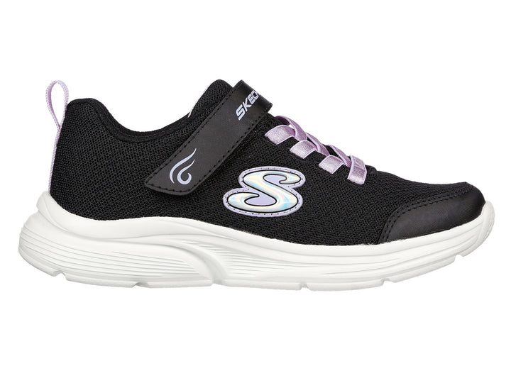 Tenis deportivos Skechers para niña en color negro con suela blanca y detalles en morado, cierre de velcro.