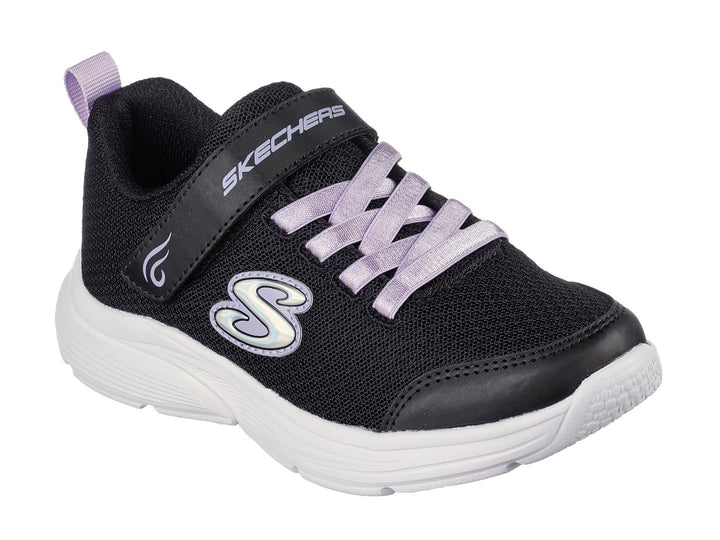 Tenis deportivos Skechers para niña en color negro con suela blanca y detalles en morado, cierre de velcro.