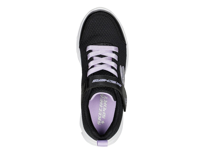 Tenis deportivos Skechers para niña en color negro con suela blanca y detalles en morado, cierre de velcro.