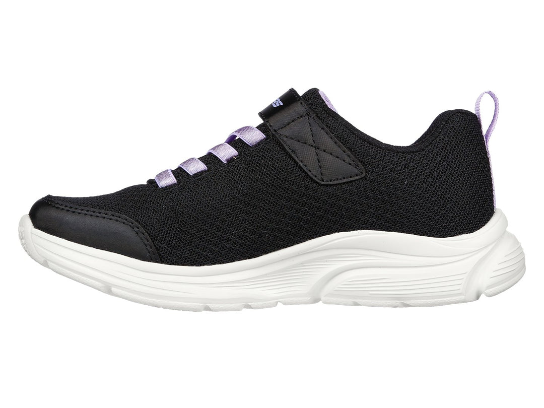 Tenis deportivos Skechers para niña en color negro con suela blanca y detalles en morado, cierre de velcro.