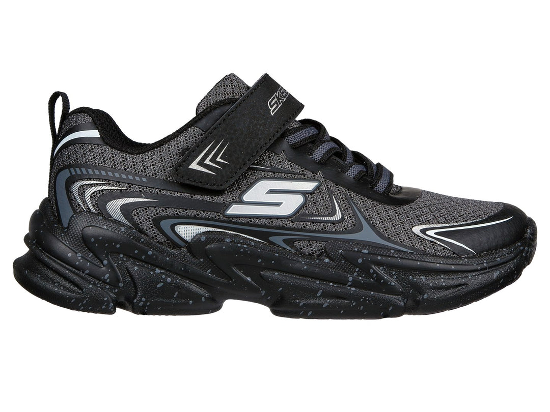 Tenis deportivos Skechers color gris y negro con suela gruesa y correa de velcro.