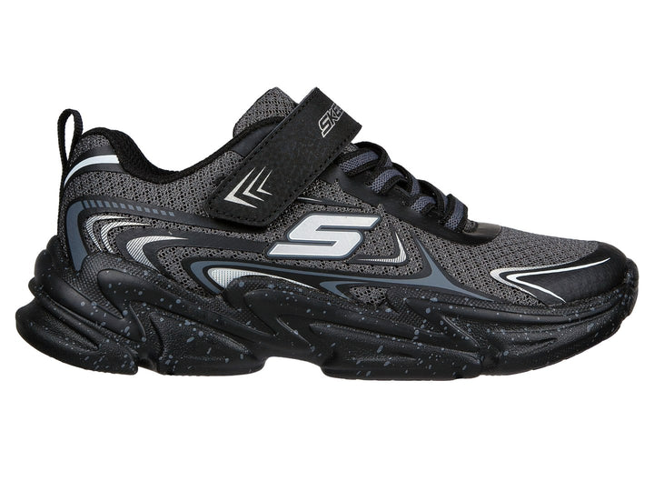 Tenis deportivos Skechers color gris y negro con suela gruesa y correa de velcro.
