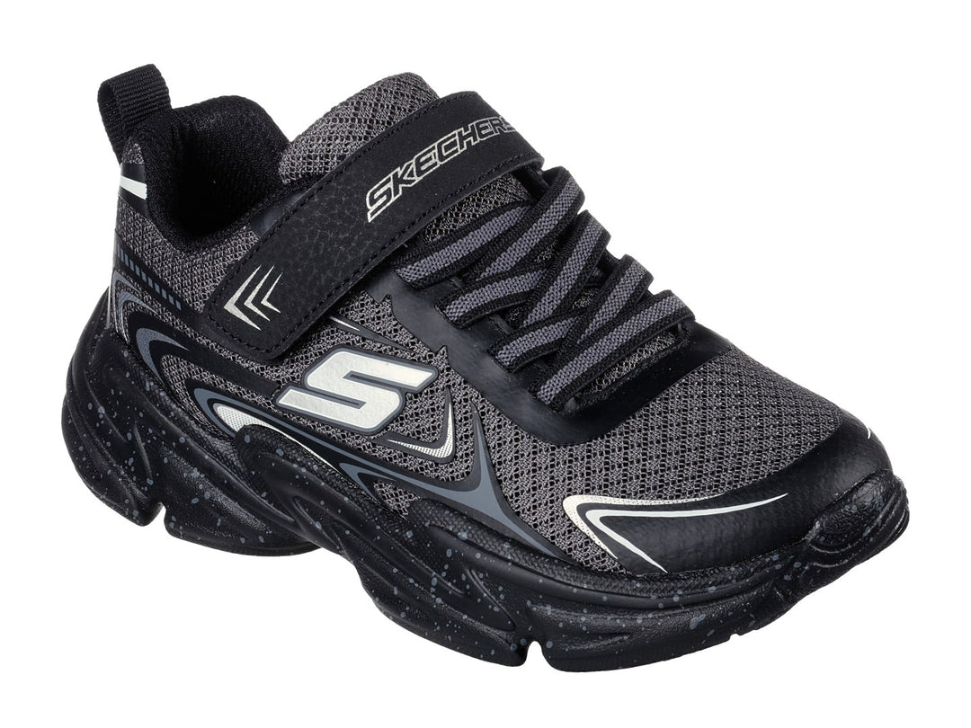 Tenis deportivos Skechers color gris y negro con suela gruesa y correa de velcro.