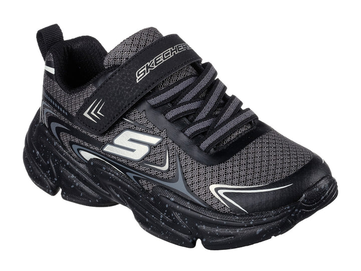 Tenis deportivos Skechers color gris y negro con suela gruesa y correa de velcro.