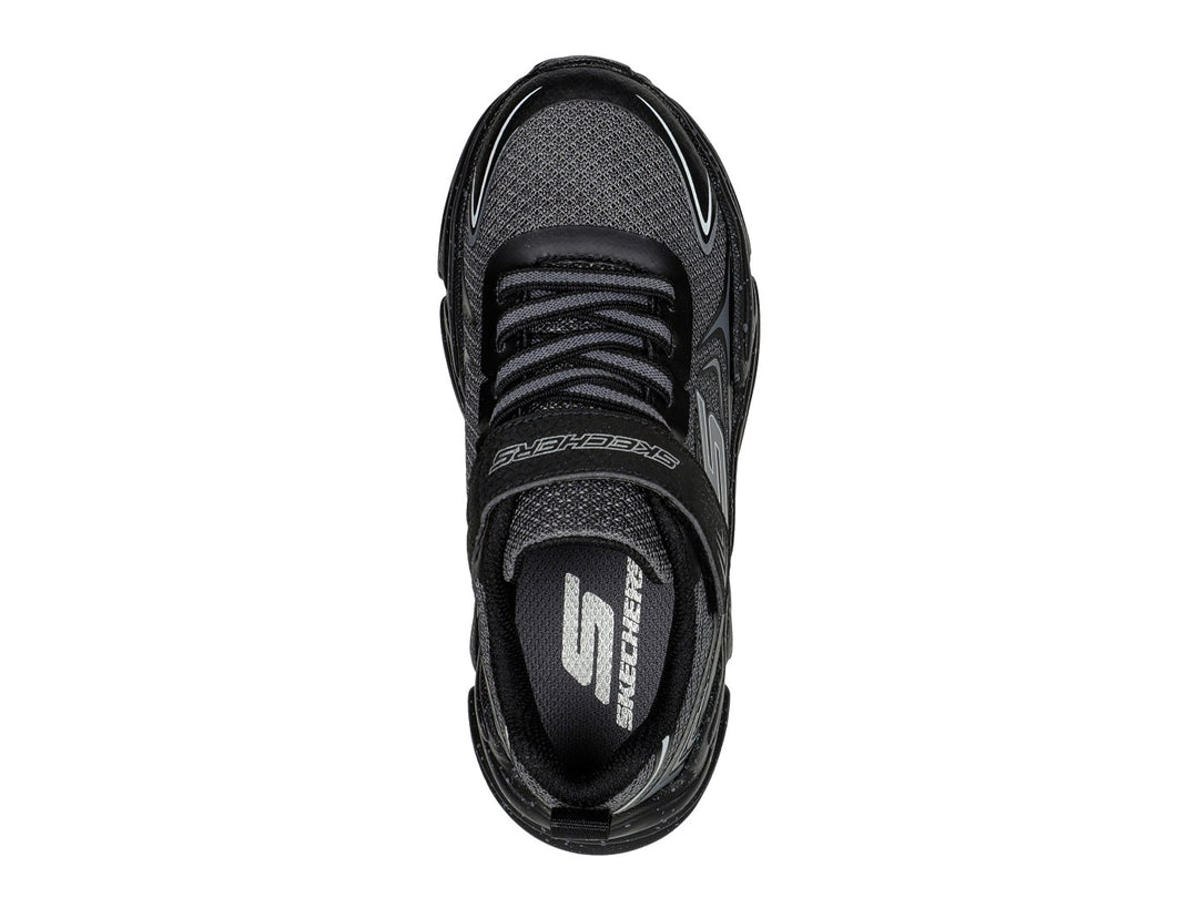 Tenis deportivos Skechers color gris y negro con suela gruesa y correa de velcro.