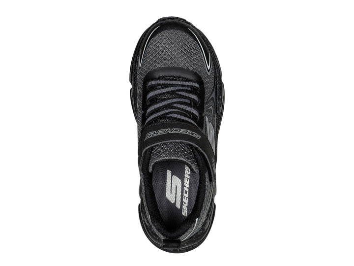 Tenis deportivos Skechers color gris y negro con suela gruesa y correa de velcro.