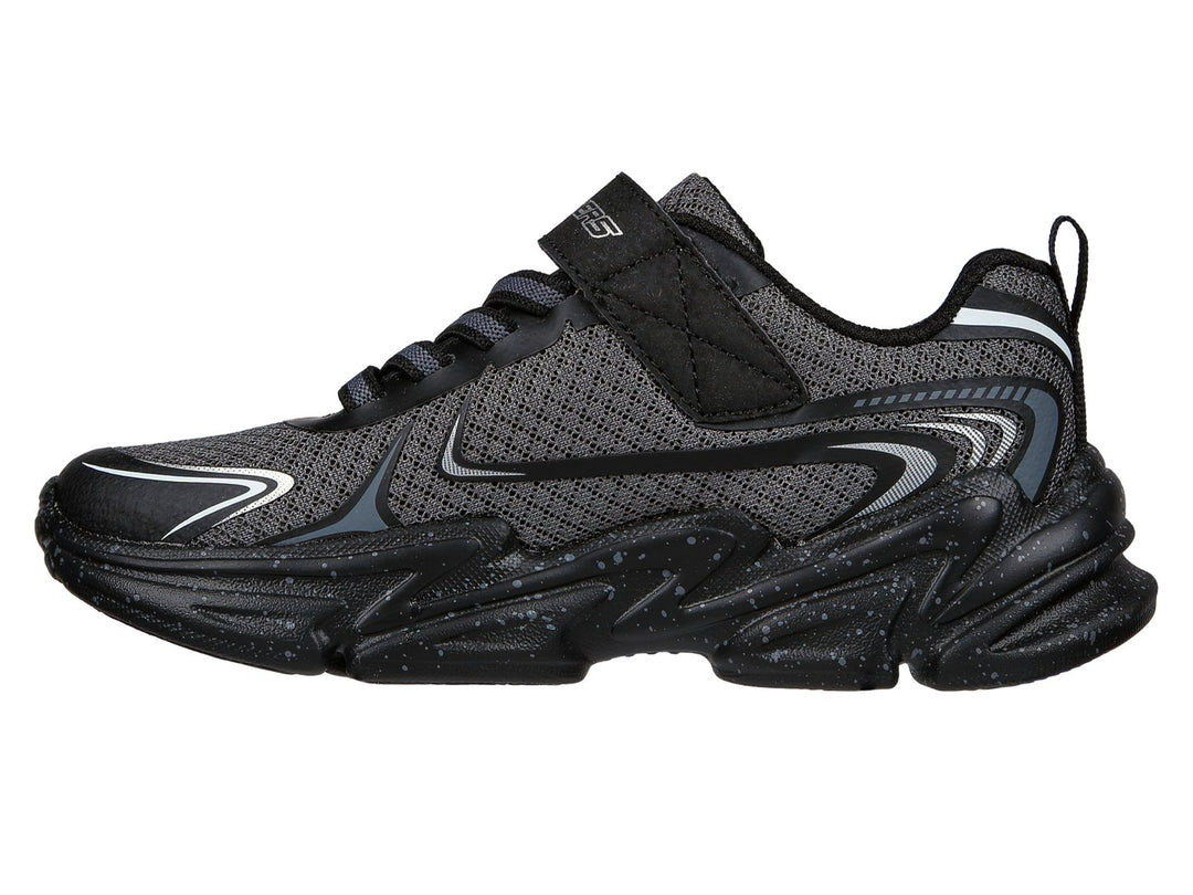 Tenis deportivos Skechers color gris y negro con suela gruesa y correa de velcro.