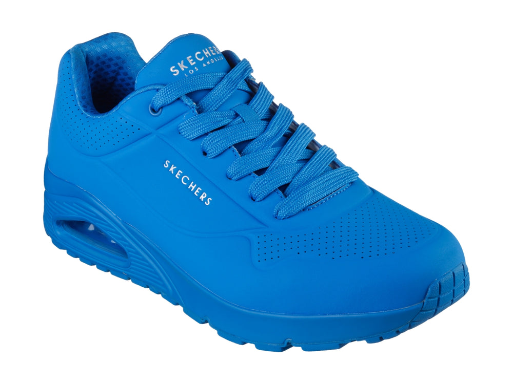 Tenis deportivos Skechers en color azul brillante con suela amortiguada y detalles perforados.