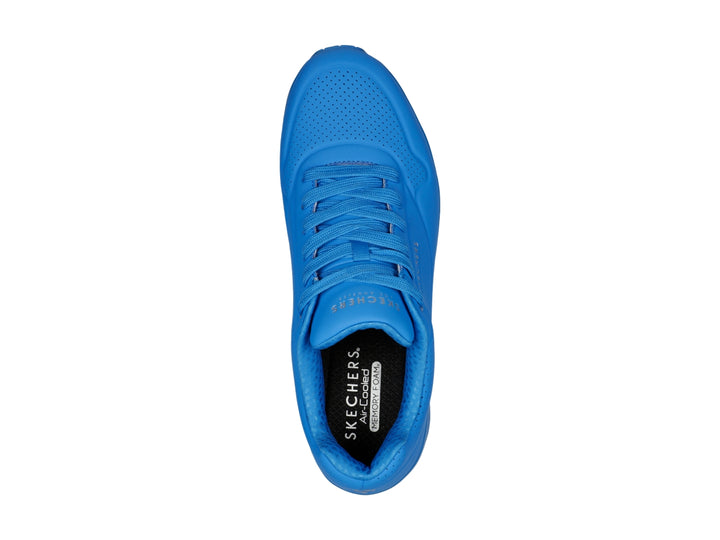 Tenis deportivos Skechers en color azul brillante con suela amortiguada y detalles perforados.