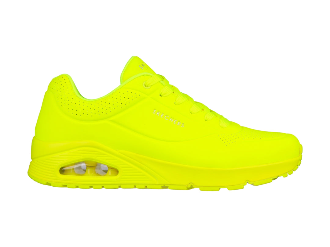 Tenis deportivos Skechers en color lima brillante con suela amortiguada y cierre de cordones.