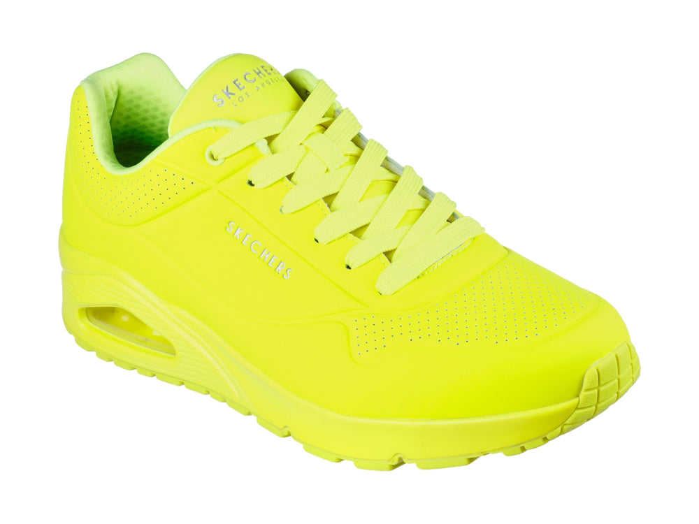 Tenis deportivos Skechers en color lima brillante con suela amortiguada y cierre de cordones.