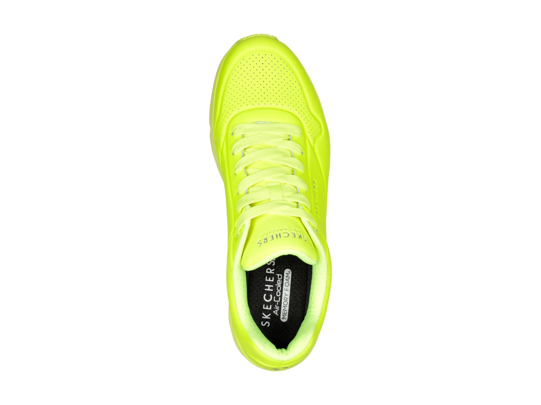 Tenis deportivos Skechers en color lima brillante con suela amortiguada y cierre de cordones.