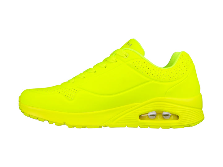 Tenis deportivos Skechers en color lima brillante con suela amortiguada y cierre de cordones.