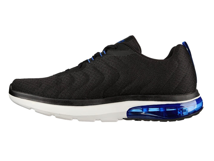 Tenis deportivos Skechers color negro con suela blanca y cámara de aire azul.