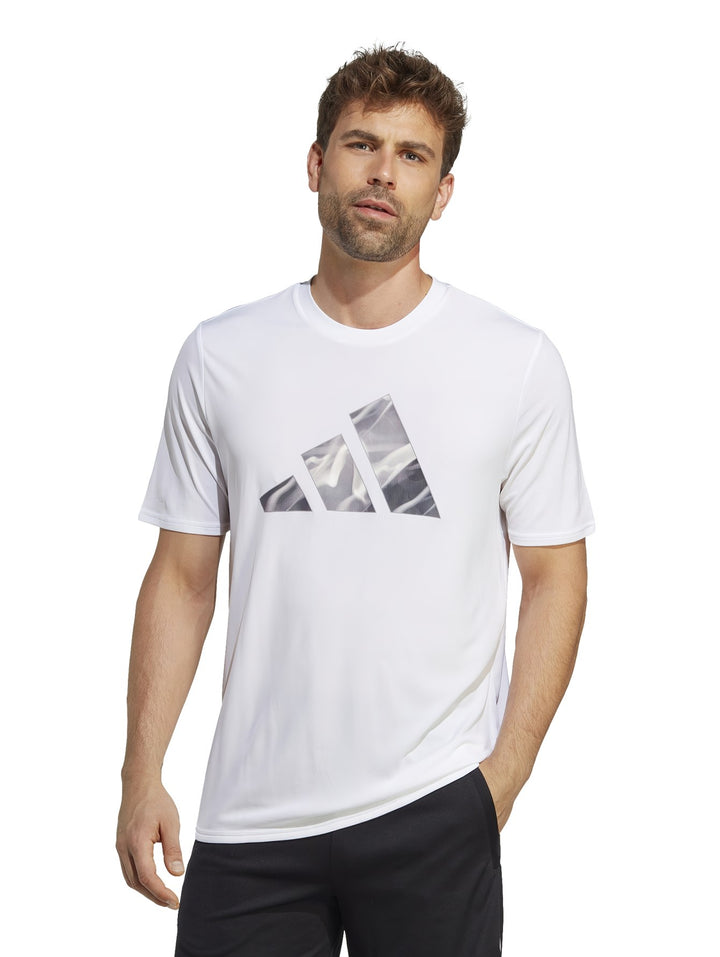Camiseta deportiva blanca de manga corta con logotipo gráfico en el pecho.