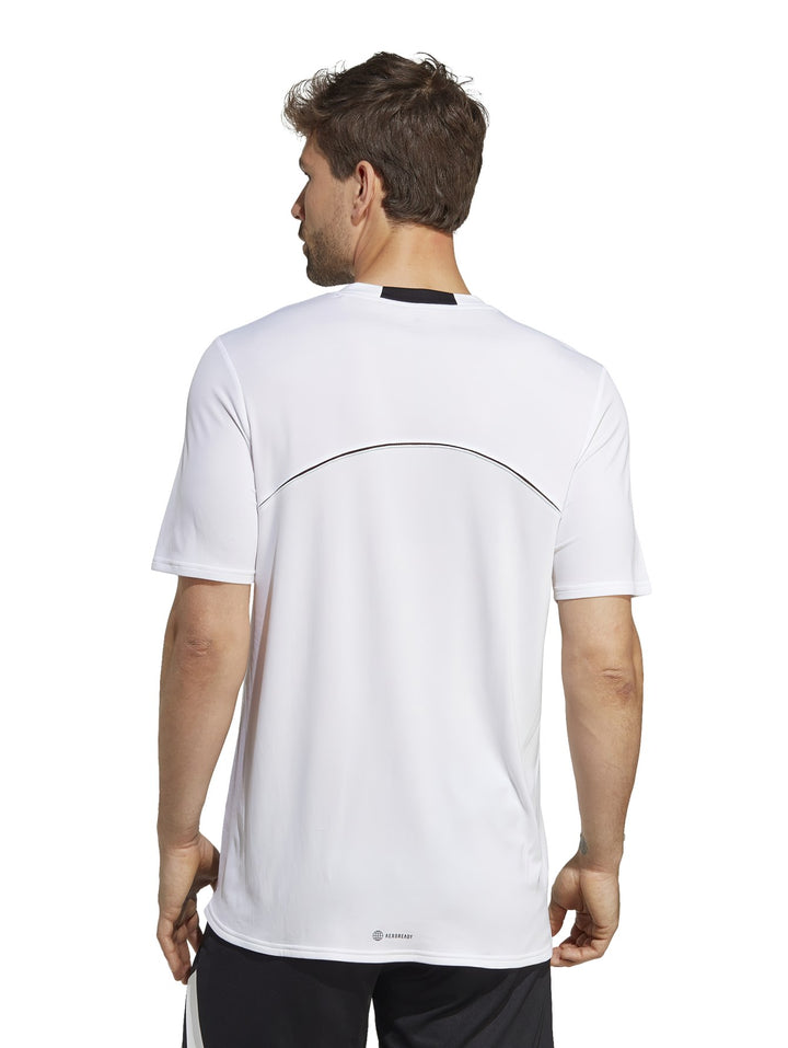 Camiseta deportiva blanca de manga corta con logotipo gráfico en el pecho.