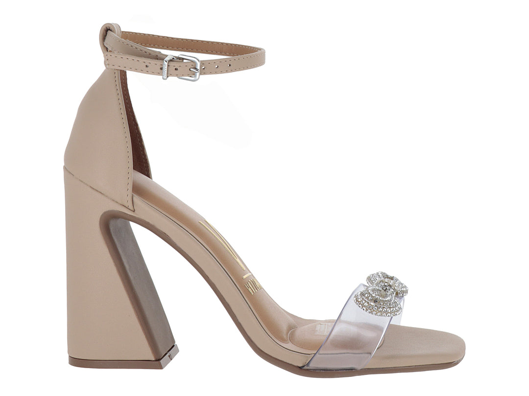 Sandalia beige de tacón cuadrado con correa al tobillo y adorno de cristal con pedrería.