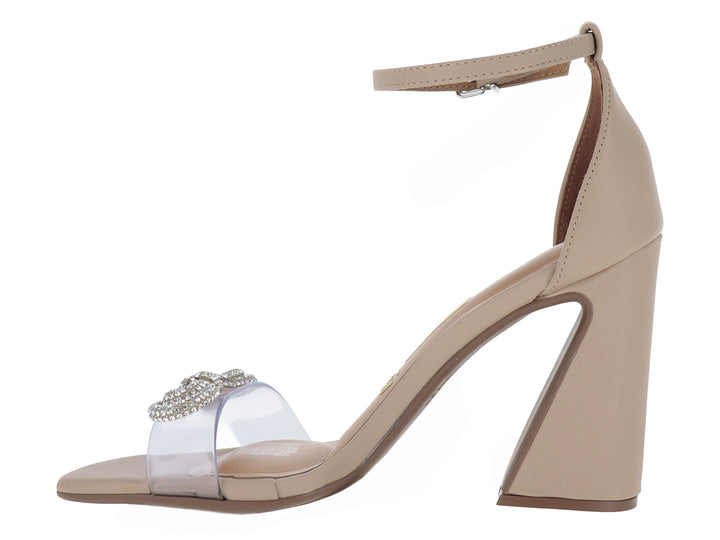 Sandalia beige de tacón cuadrado con correa al tobillo y adorno de cristal con pedrería.
