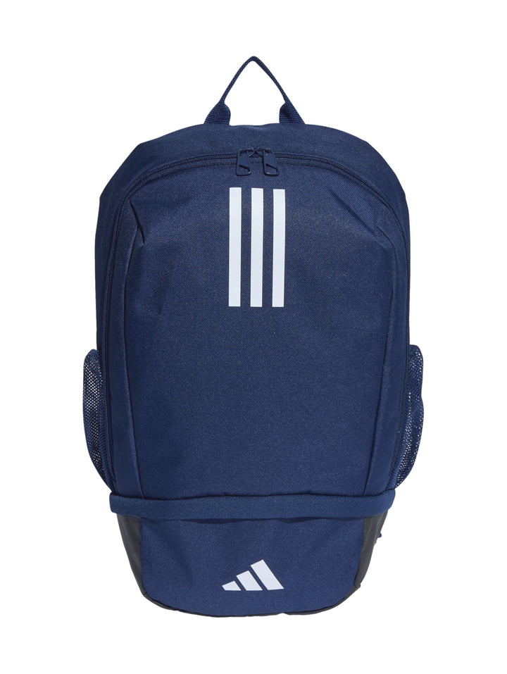 Mochila Adidas color azul marino con detalles en blanco y bolsillos laterales de malla.