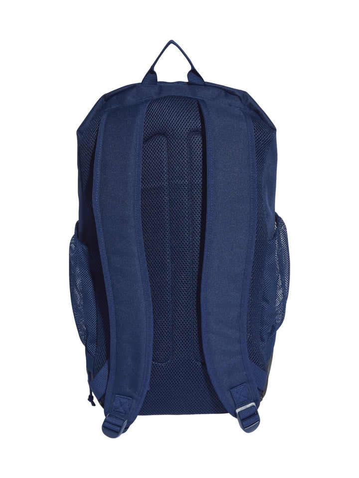 Mochila Adidas color azul marino con detalles en blanco y bolsillos laterales de malla.