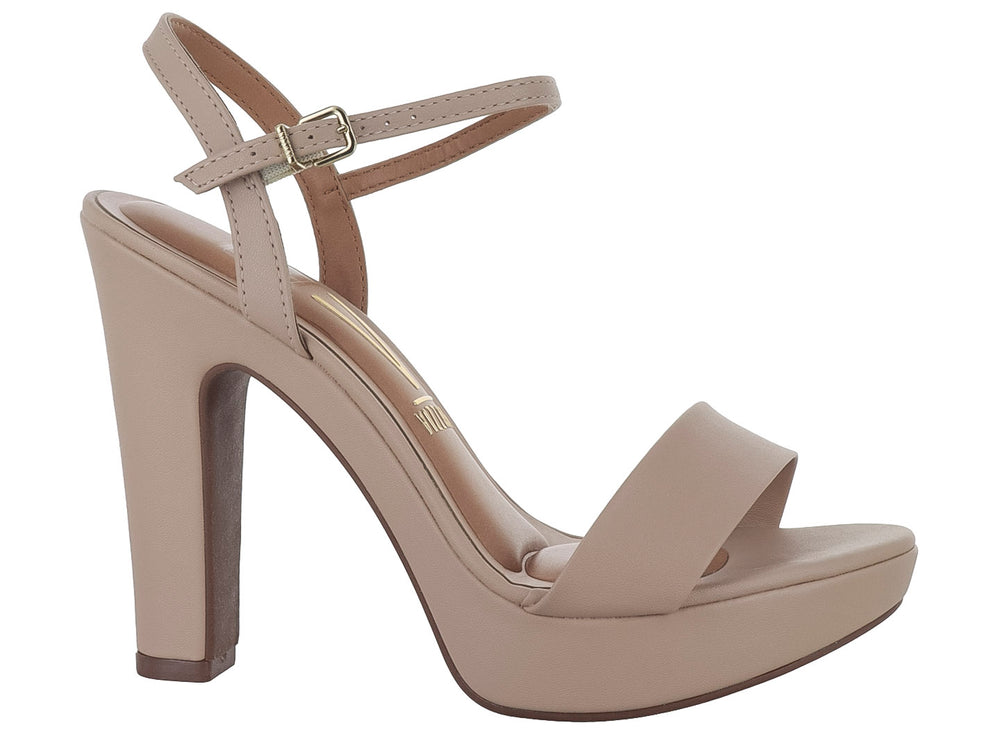 Sandalia beige de tacón alto y plataforma con correa al tobillo marca Vizzano.
