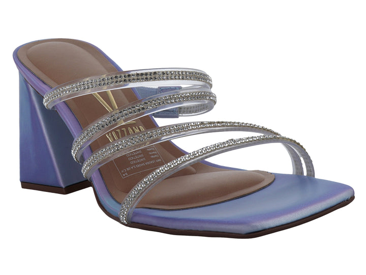 Sandalia Vizzano azul iridiscente con tacón cuadrado y tiras transparentes decoradas con cristales.
