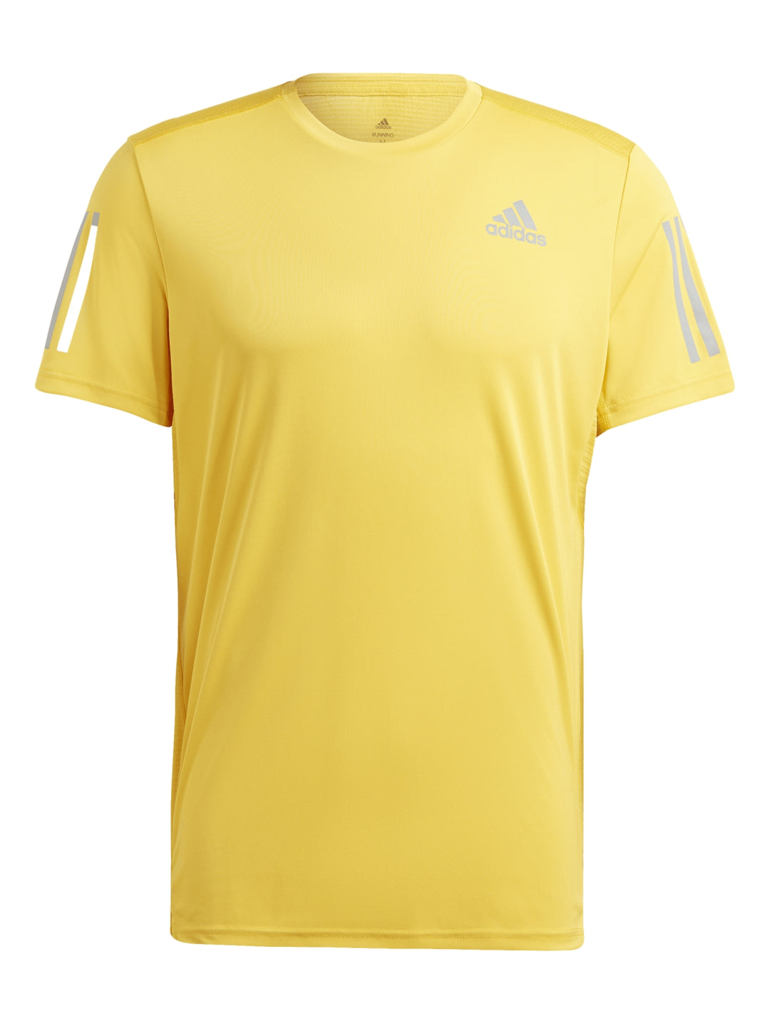 Hombre usando camiseta Adidas Own The Run color amarillo y shorts negros.