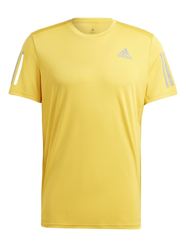 Hombre usando camiseta Adidas Own The Run color amarillo y shorts negros.