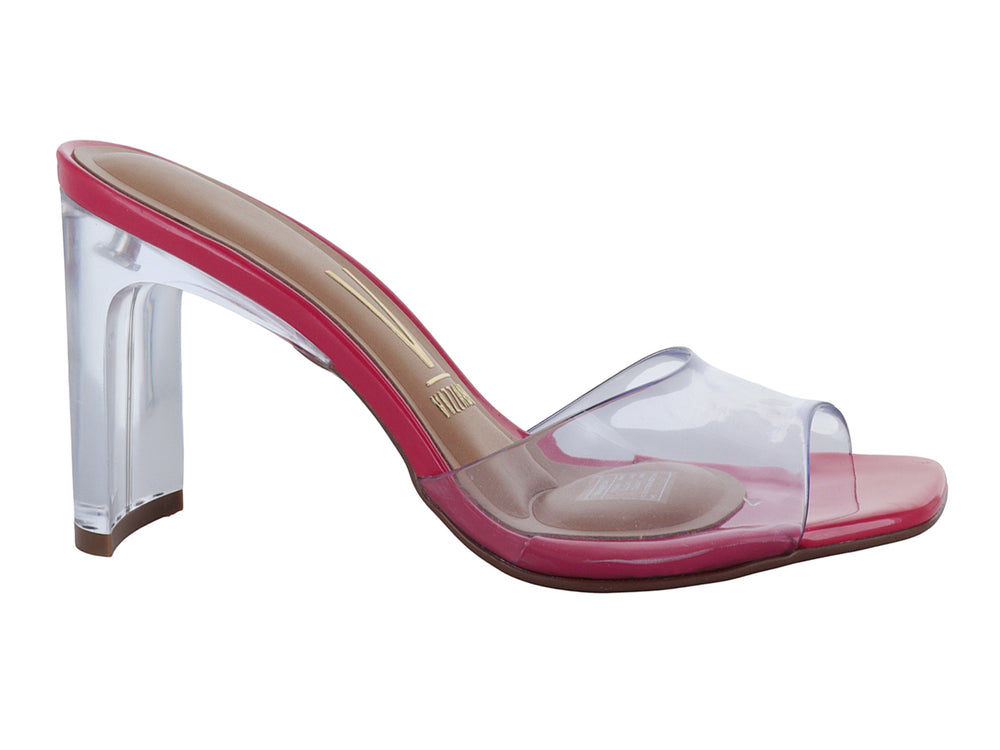 Sandalia de tacón grueso transparente con suela rosa y plantilla beige.