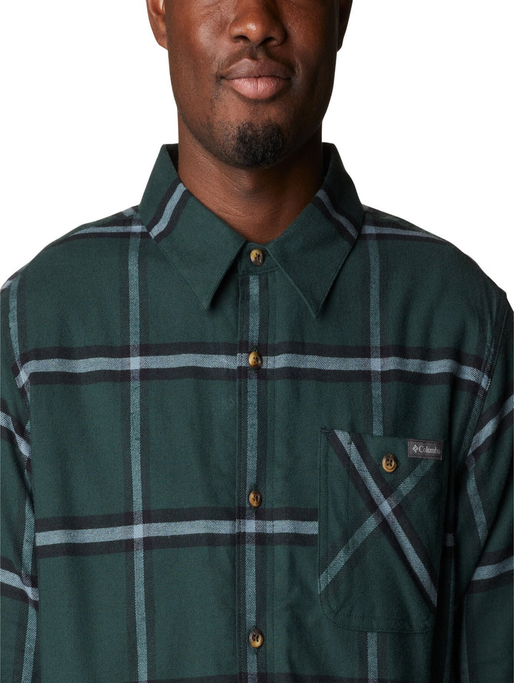 Camisa de franela Columbia color verde oscuro con patrón de cuadros y manga larga.