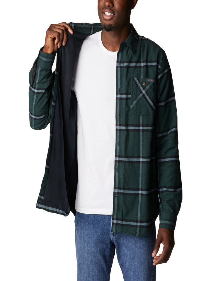 Camisa de franela Columbia color verde oscuro con patrón de cuadros y manga larga.